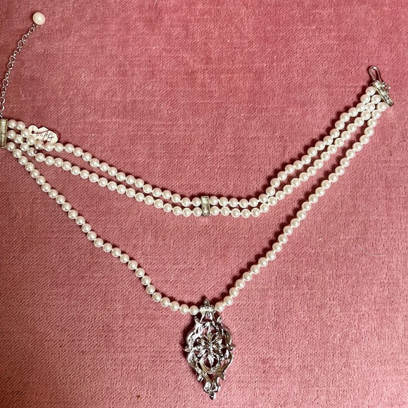 Elegant 3 layer faux off white pearls with crystal marquis sapphire pendant - Picture 5 of 16